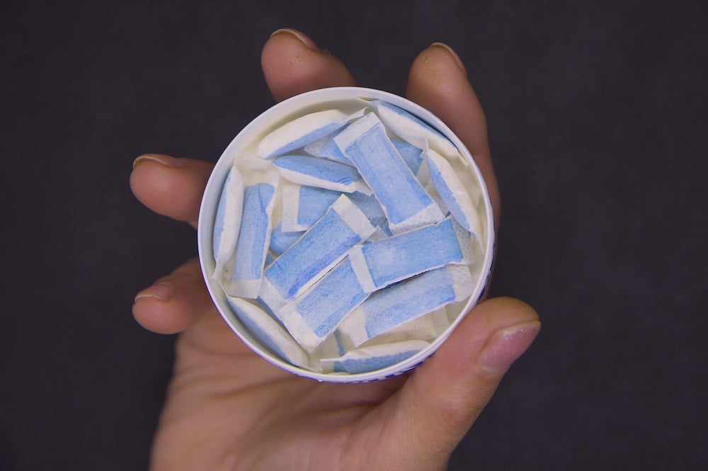 Pouch-uri cu nicotină: ce sunt, cum se folosesc și de ce li se spune snus