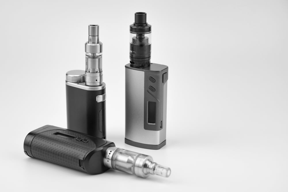 Trei dispozitive vape tip MOD cu atomizoare, fotografiate pe fundal alb