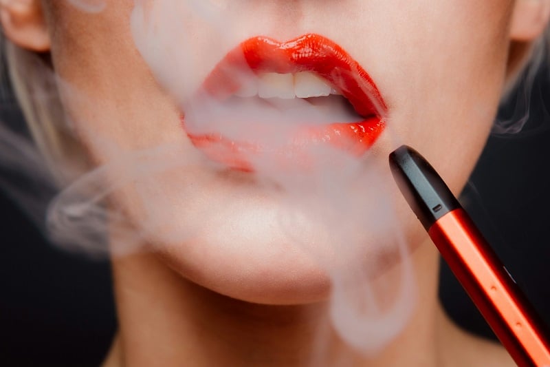 O țigară electronică de unică folosință este mai bună pentru sănătatea orală tocmai pentru că nu presupune arderea tutunului, ci inhalarea unui vapor din lichid vegetal