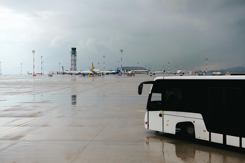 apatul nu este permis în aeroport și nici la bordul avionului. În plus, există reguli stricte în ceea ce privește transportarea țigării electronice în timpul zborului